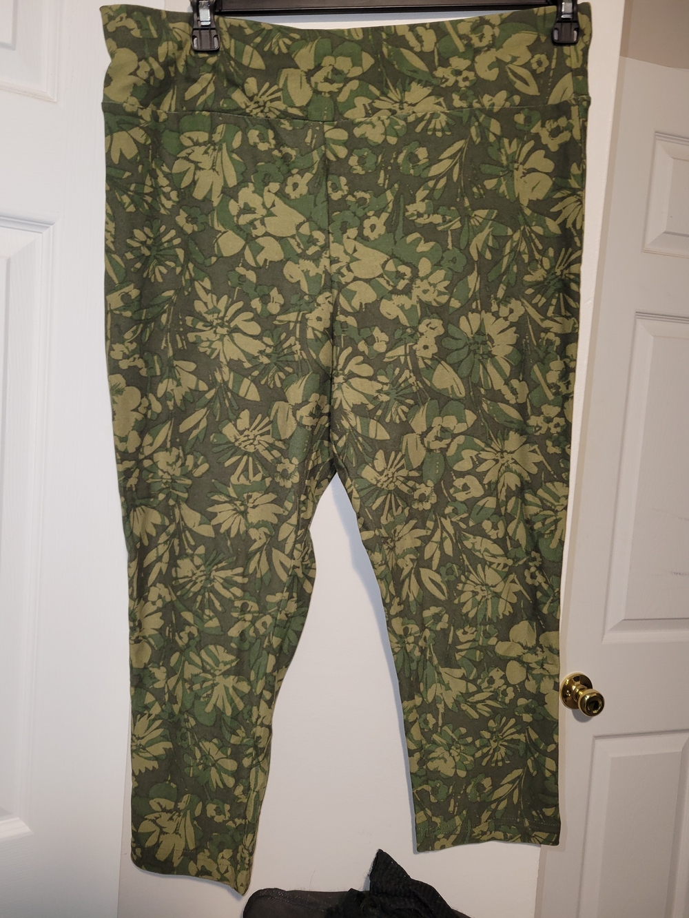 Terra & Sky Olive and Red Capri Leggings